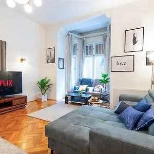 Beautiful Spacious Three-room Close To Buda Castle Apartament